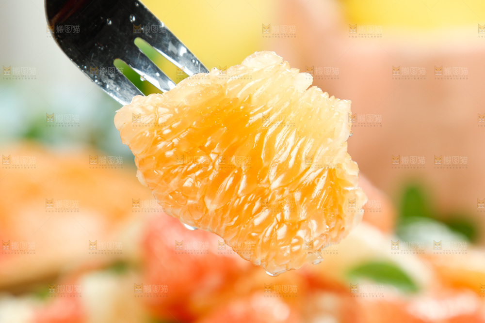 叉子上插着蜜柚果肉