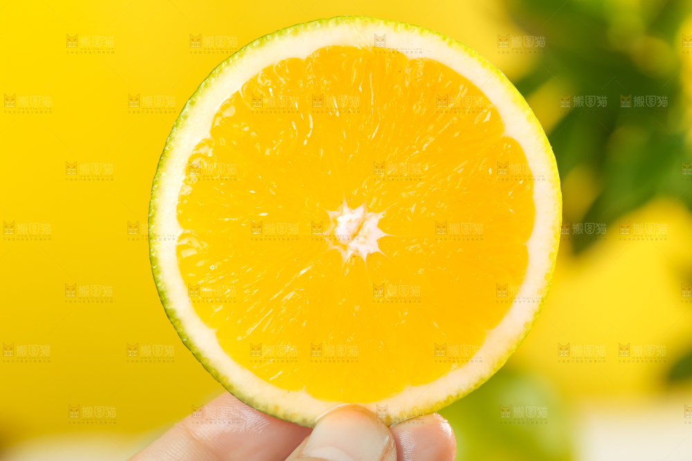 手上拿着橙子果肉
