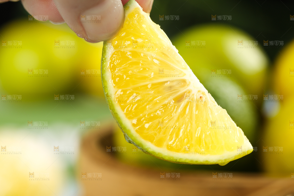 手上拿着皇帝柑
