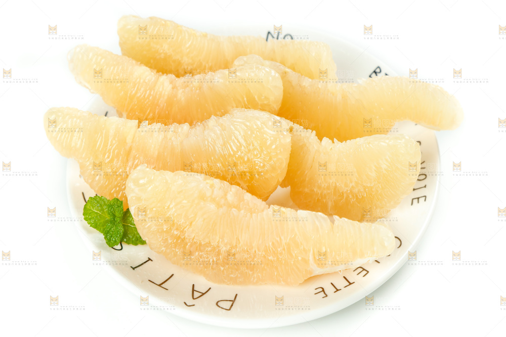 白底上一盘蜜柚果肉