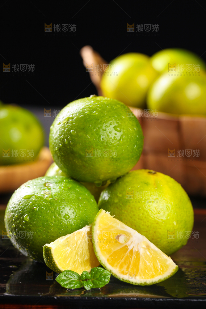黑底上放着一堆武鸣皇帝柑