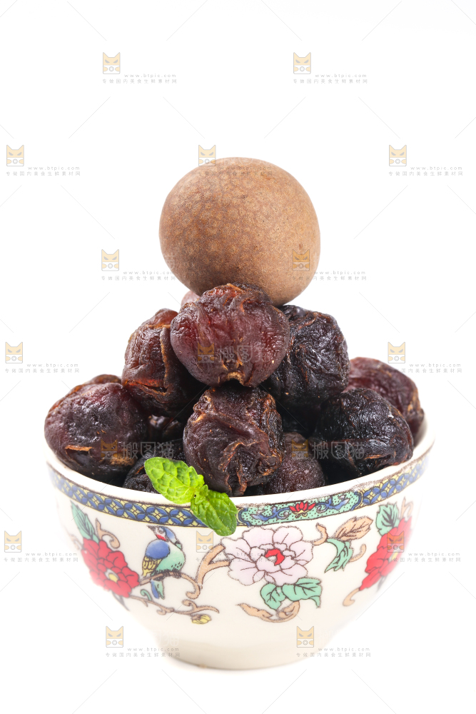白底上放着一碗桂圆肉