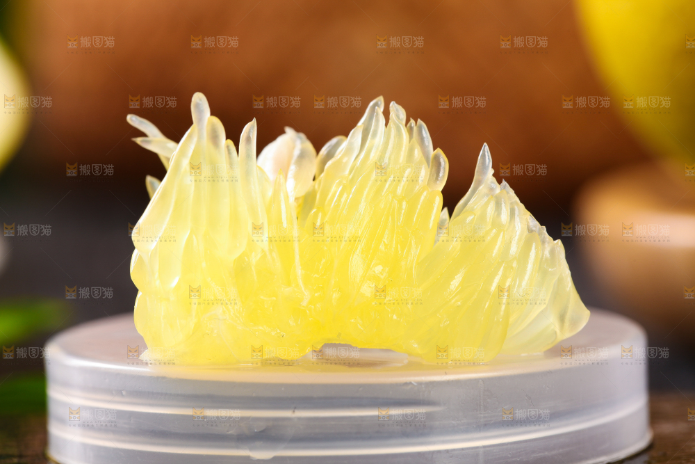 白底上的葡萄柚果肉