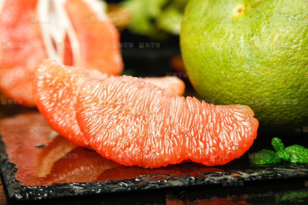 黑底上的泰国红心蜜柚果肉