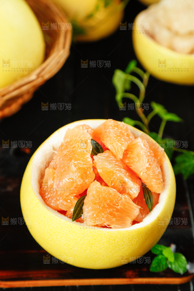 深底上的黄金蜜柚果肉