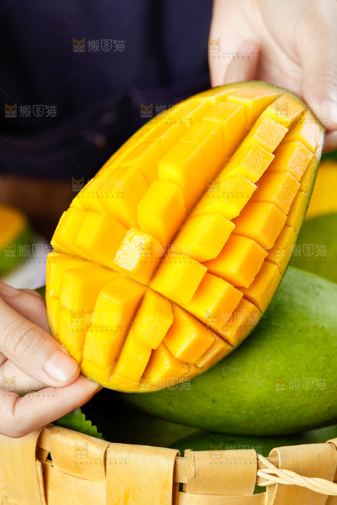 手上拿着玉芒果