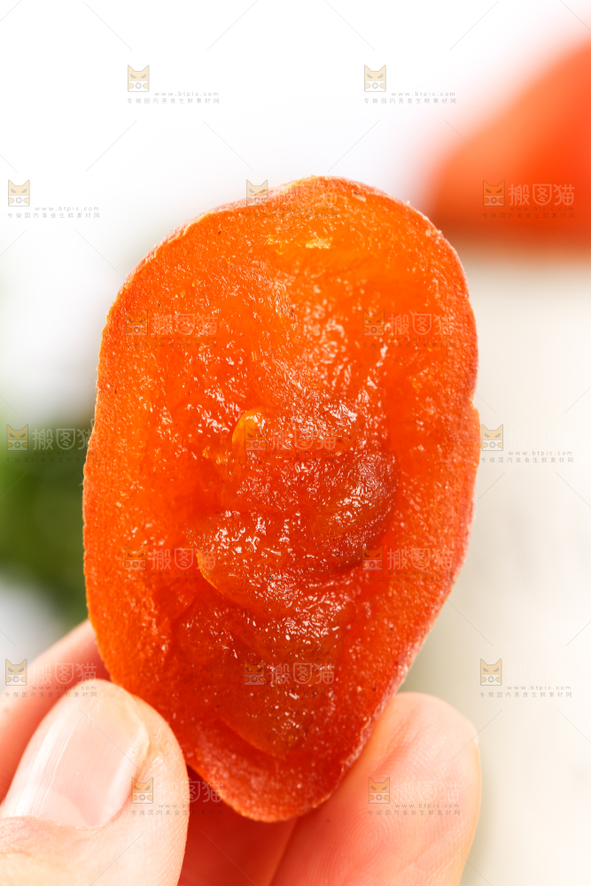 手上拿着流心柿饼