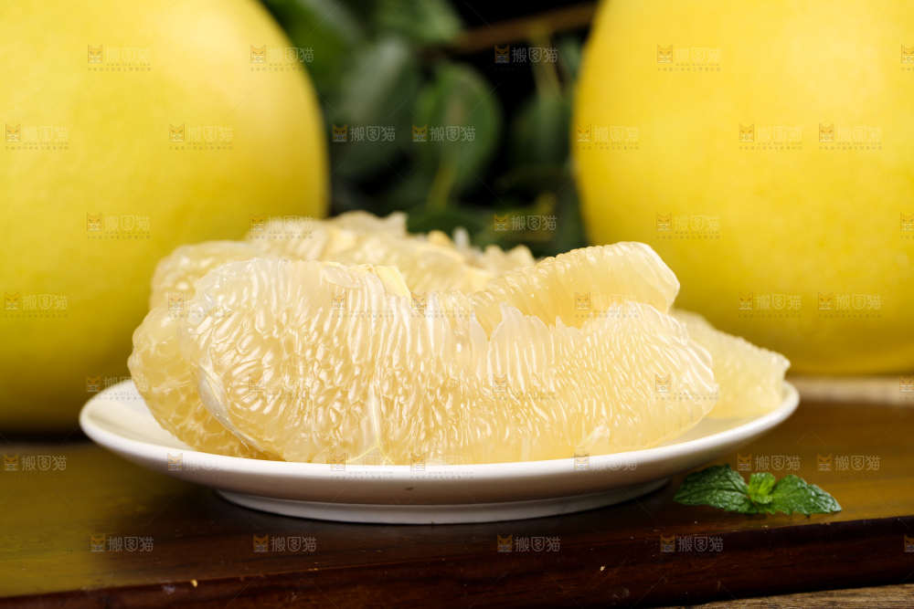 木板上放着一盘白心柚果肉