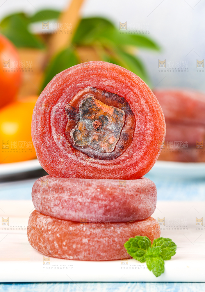 白石板上放着三块圆柿饼