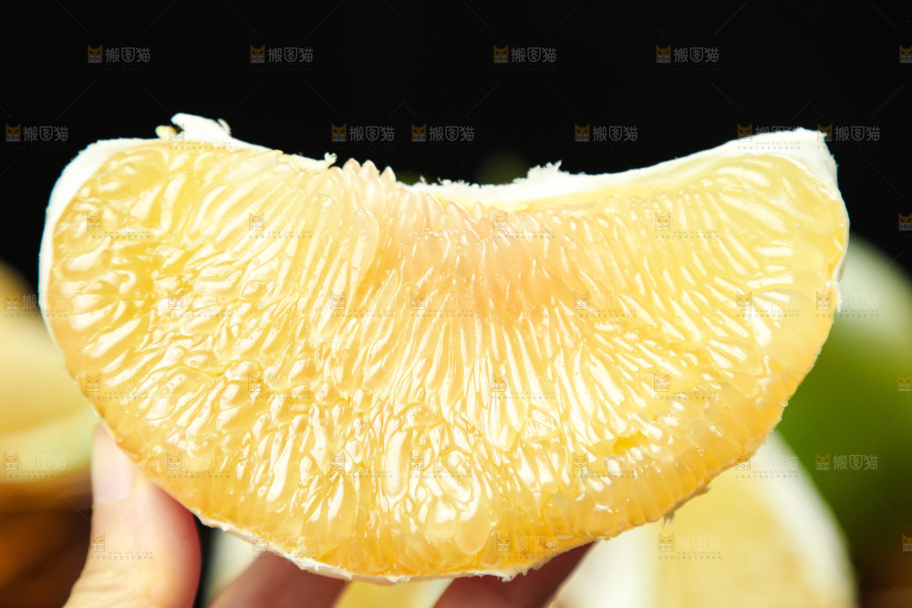 手上拿着泰国青柚