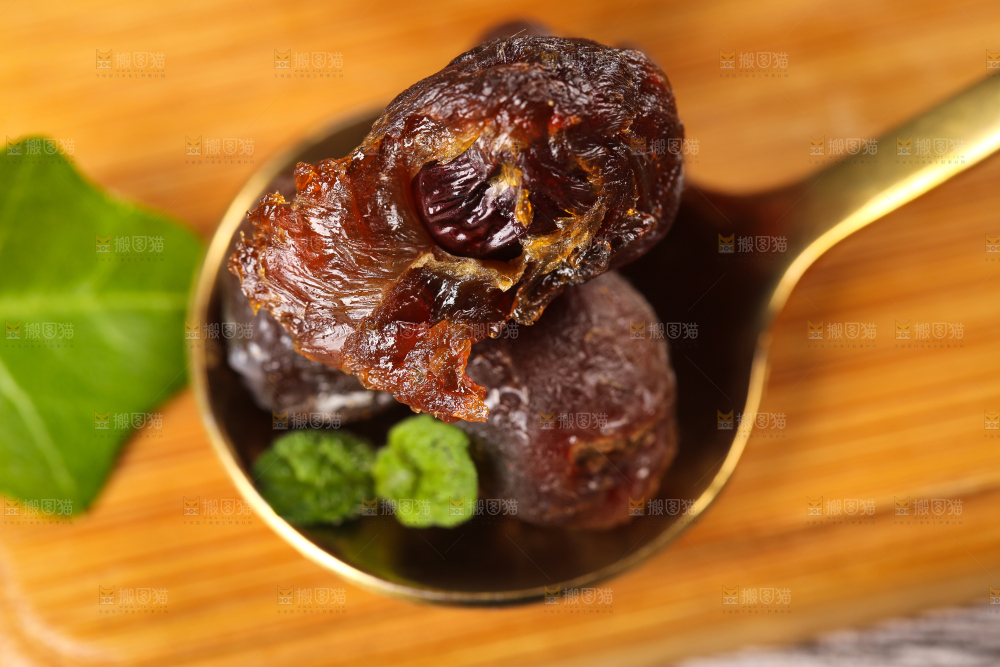 勺子里挖着干桂圆果肉