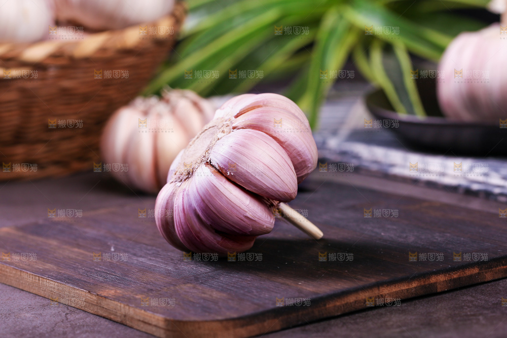 深底上放着多瓣蒜