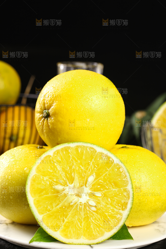 黑底上放着一盘台湾黄金葡萄柚