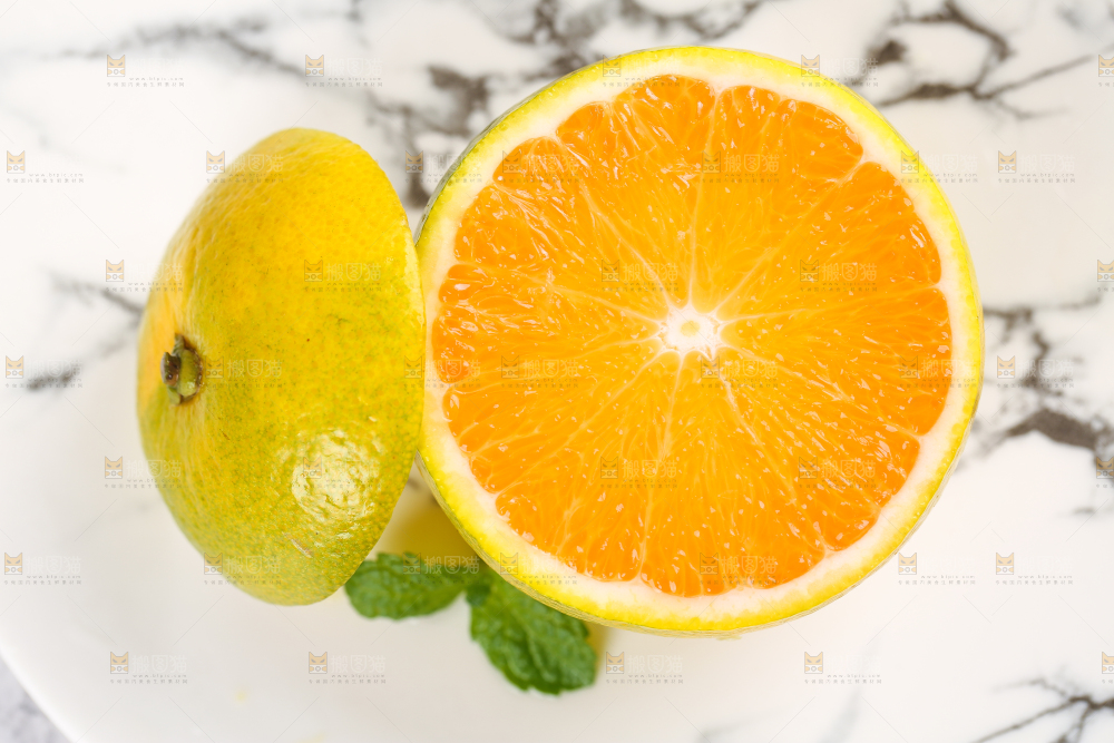 盘子里放着夏橙果肉