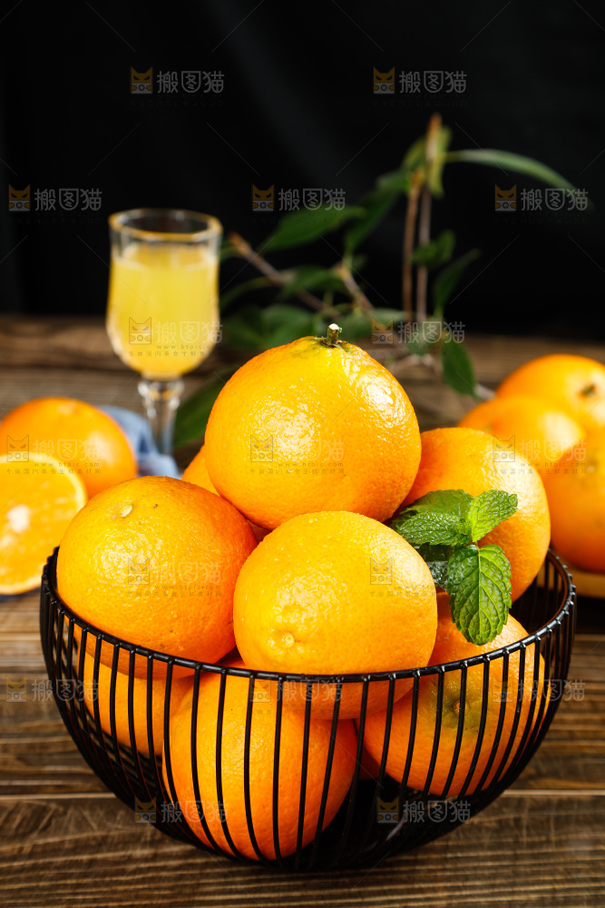 木底上放着一篮爱媛38号果冻橙