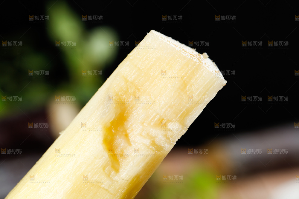 一节削皮的甘蔗