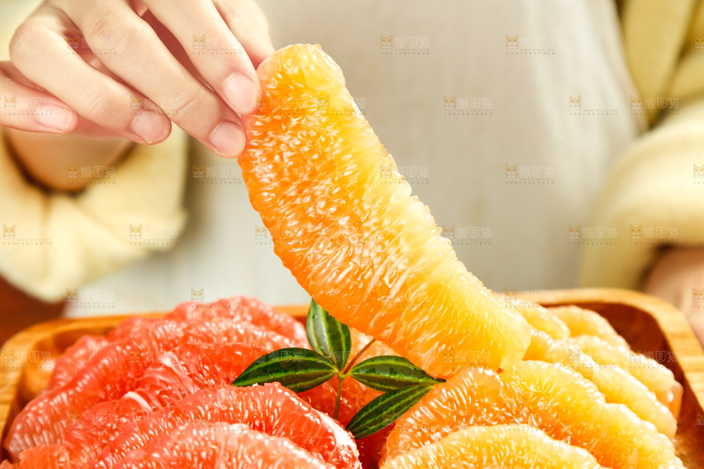木盘里放着两种蜜柚果肉