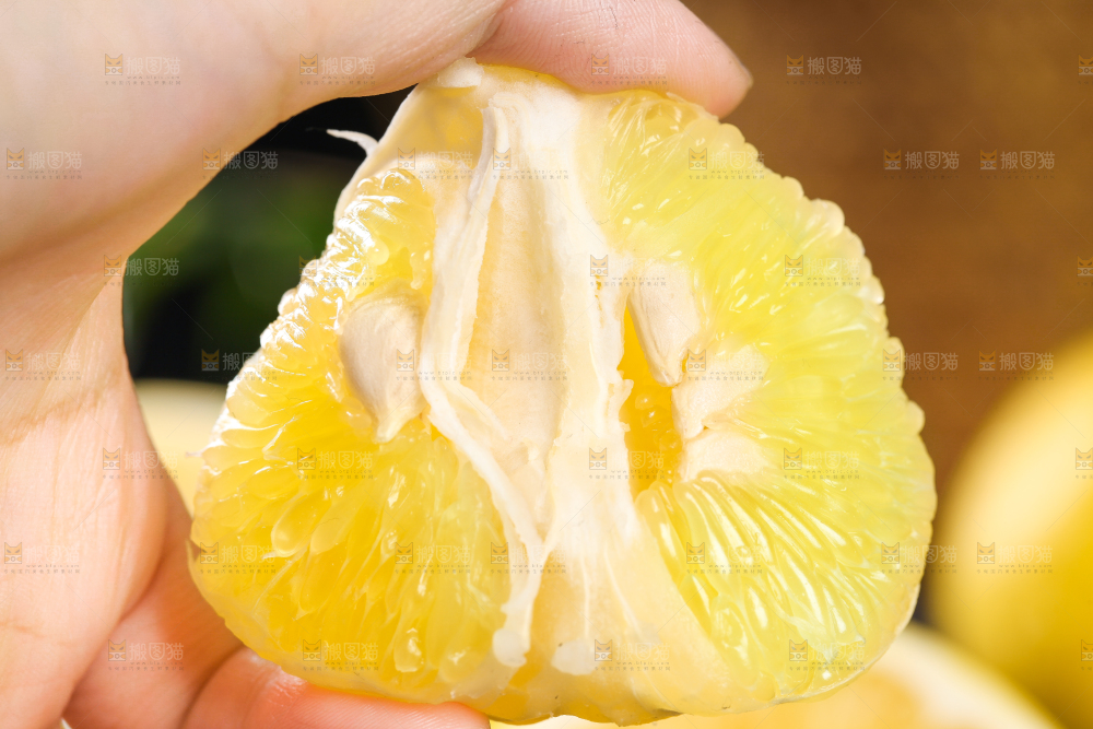 手上拿着葡萄柚果肉