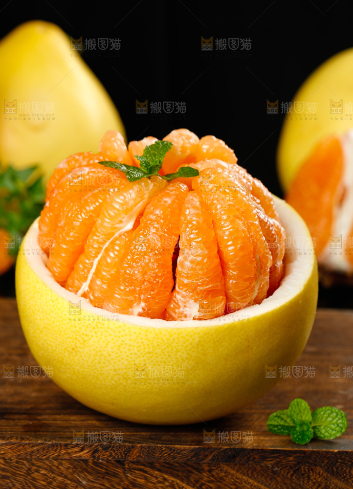 木底上的平和黄肉蜜柚