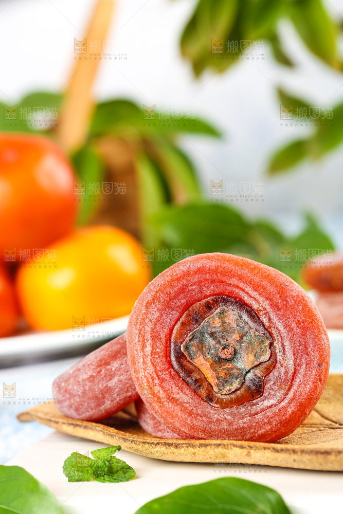 白石板上一盘富平柿饼