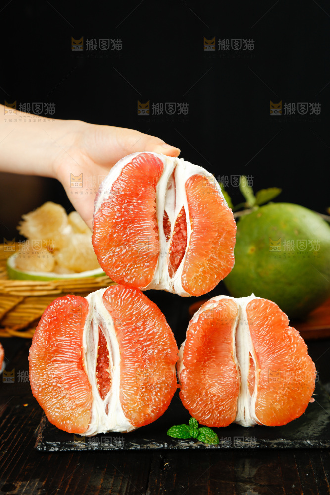 手上拿着红心柚果肉