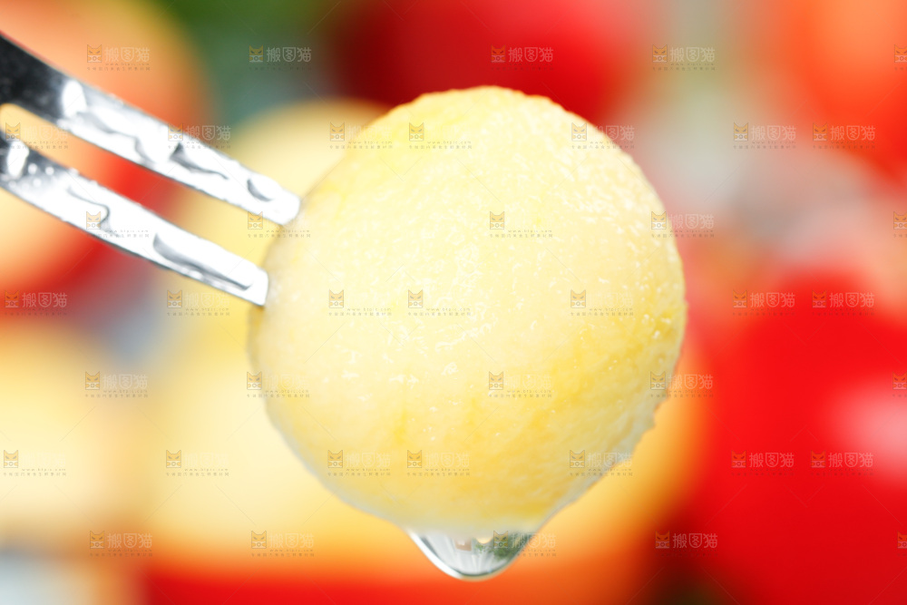 叉子上插着苹果果肉
