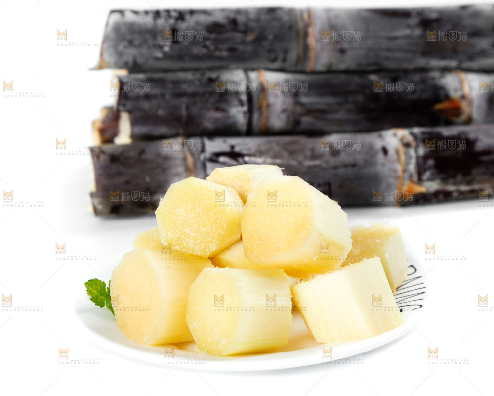 白底上放着一盘甘蔗果肉