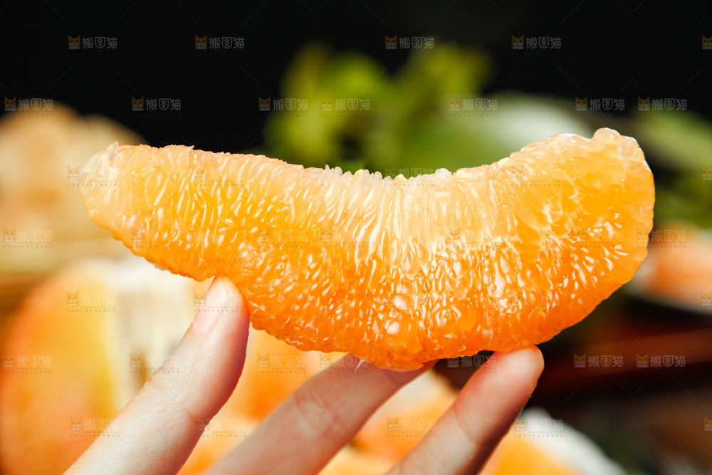 手上拿着金柚果肉