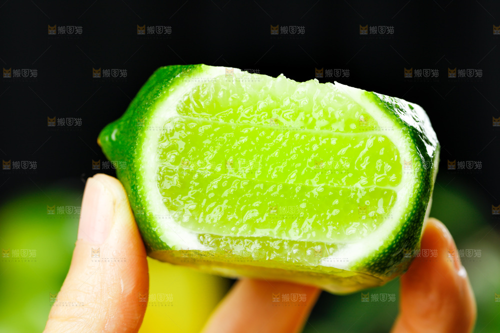 手上拿着无籽青柠檬