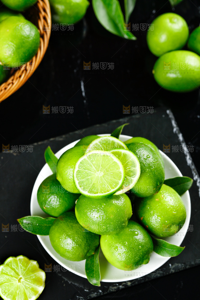 黑底上放着一盘新鲜青柠檬