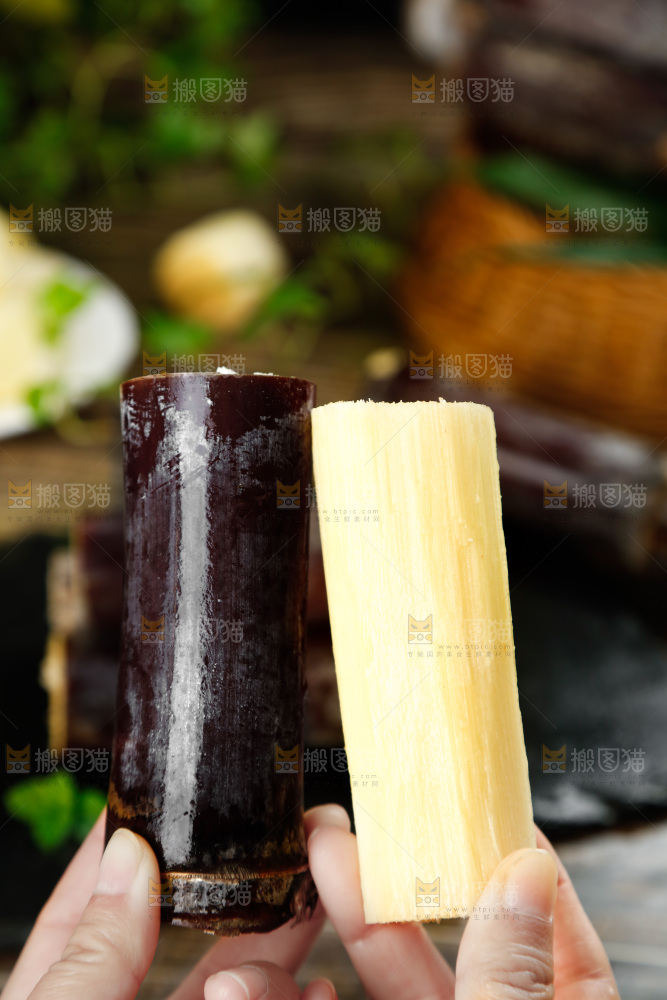 手上拿着甘蔗