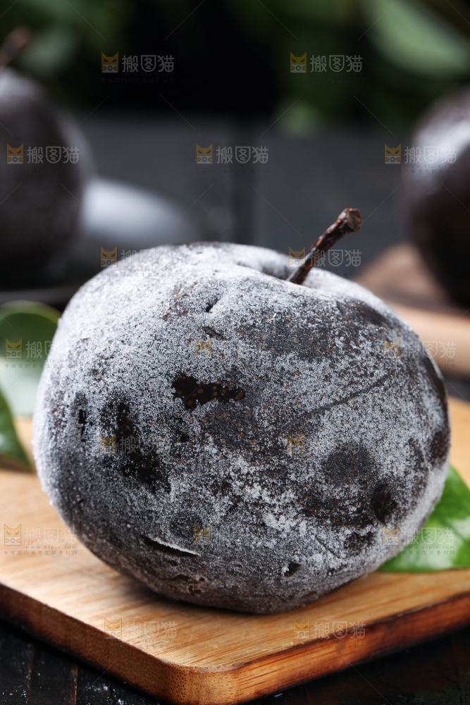 木板上的黑冻梨