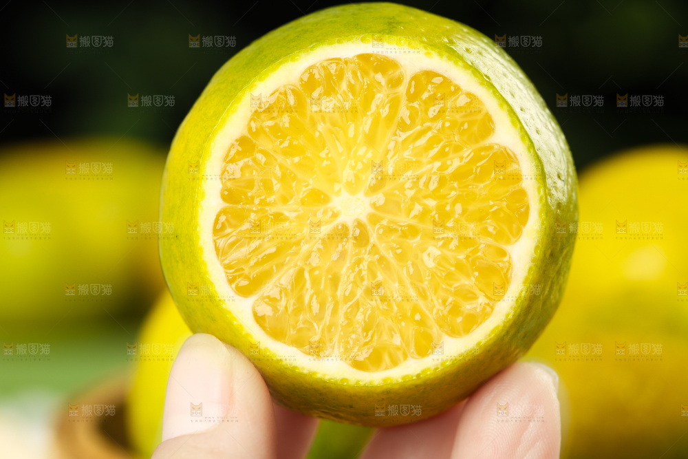 手上拿着皇帝柑