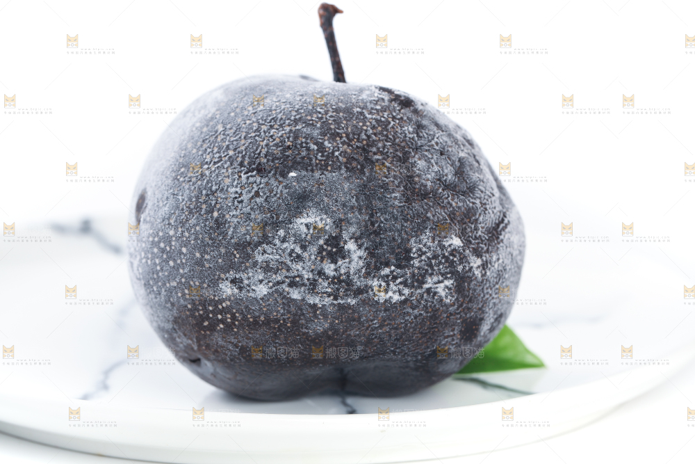 盘子里放着秋冻梨