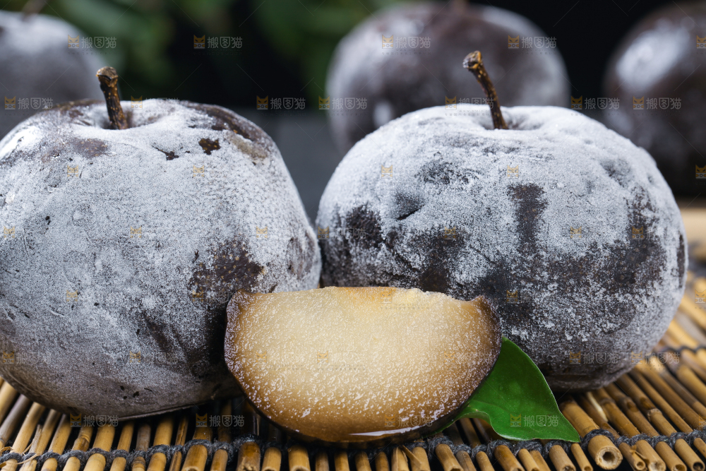 竹底上放着东北冻梨