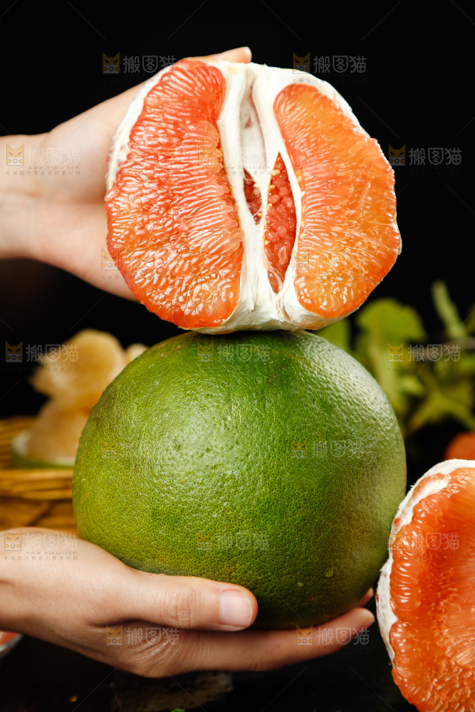 手上拿着红心青柚