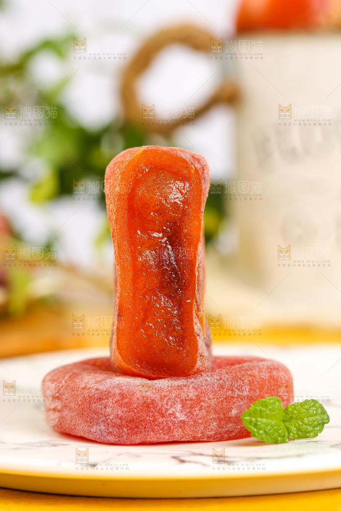 石盘里放着柿子饼