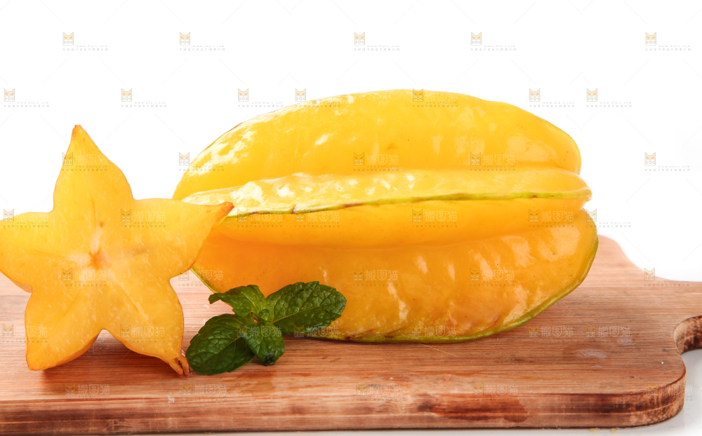 木板上摆放着杨桃