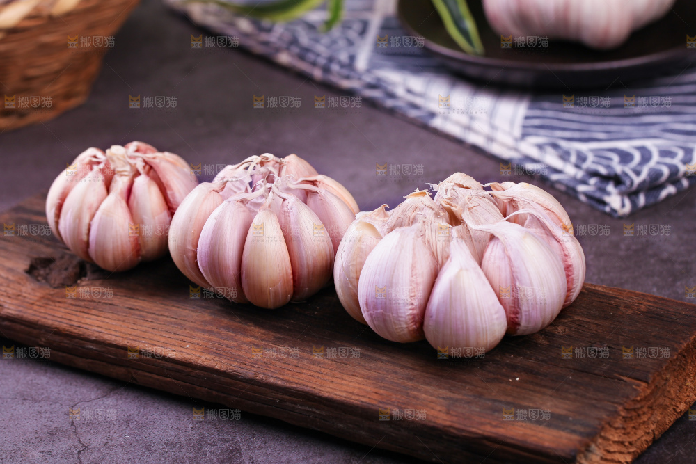 木板上的山东金乡大蒜