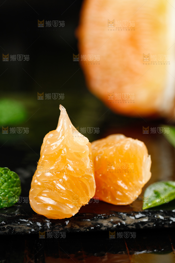 黑底上放着金柚果肉