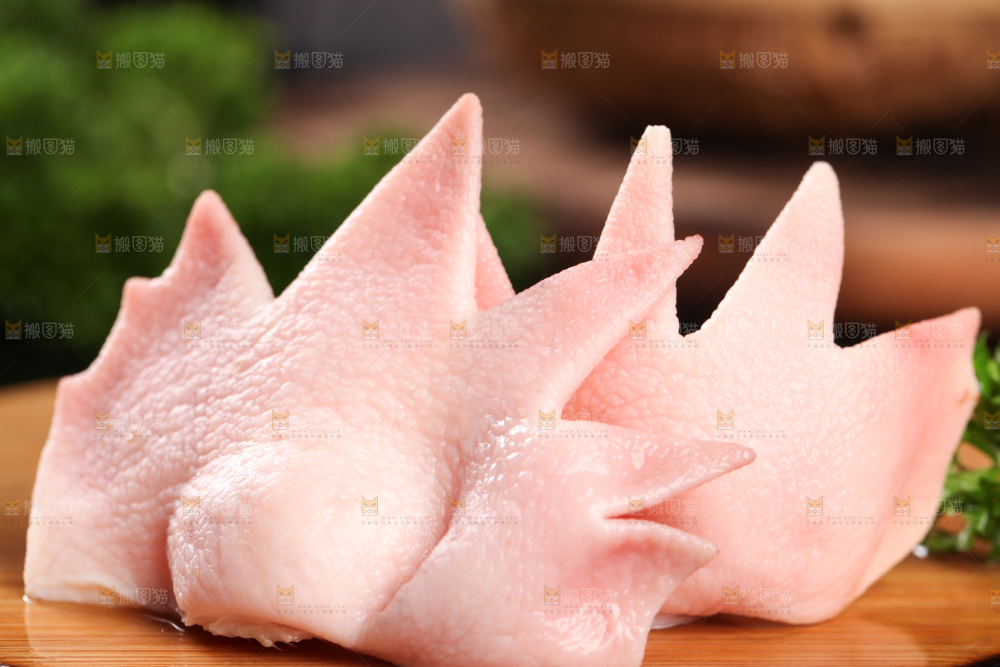 木板上的红鸡冠