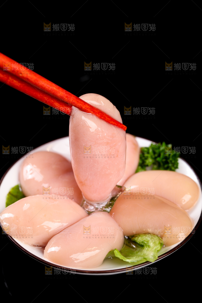筷子上夹着鸡腰