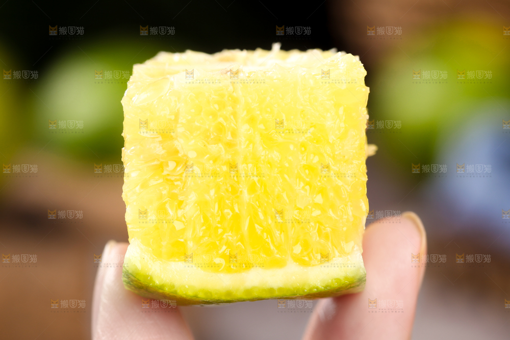 手上拿着贡柑