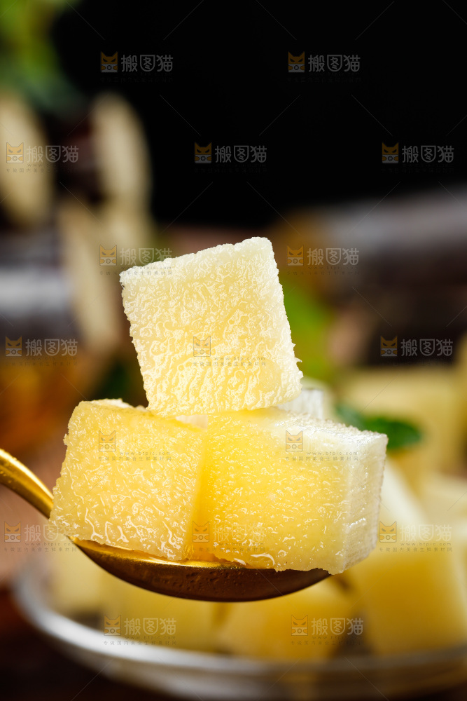 勺子上挖着甘蔗果肉