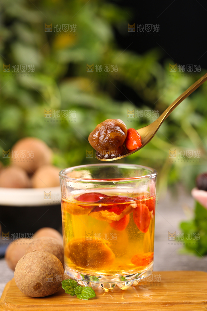 木底上放着一杯桂圆枸杞茶