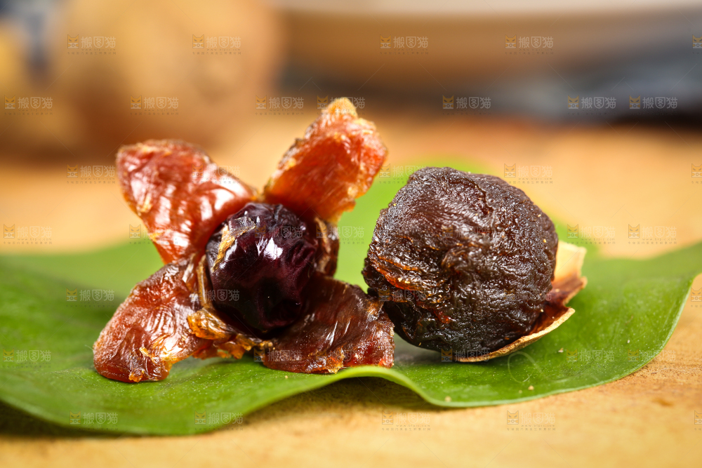 叶子上放着桂圆干果肉