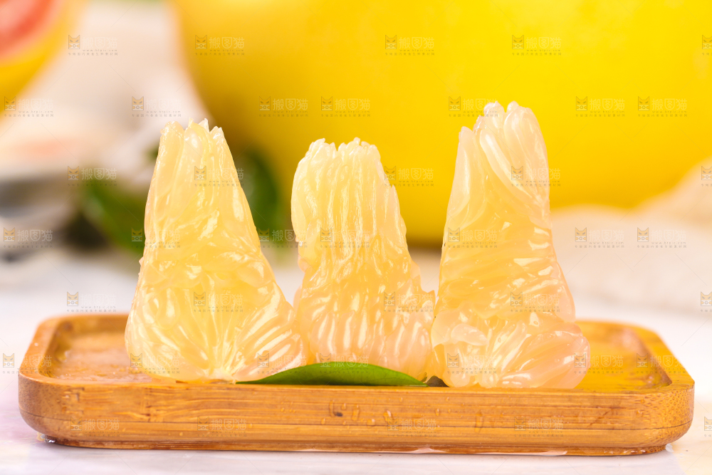 木底上的水晶蜜柚