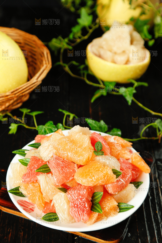 黑底上放着一盘三色蜜柚果肉