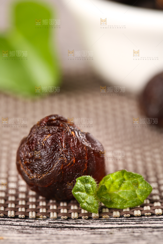 格子底上的桂圆果肉