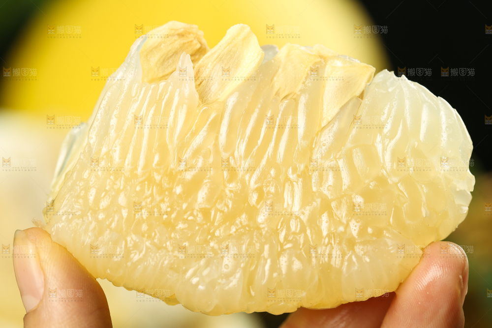 手上拿着白心柚